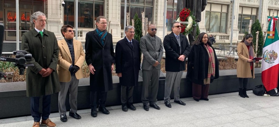 Cónsul General rindió tributo a Benito Juárez en la Plaza de las Américas