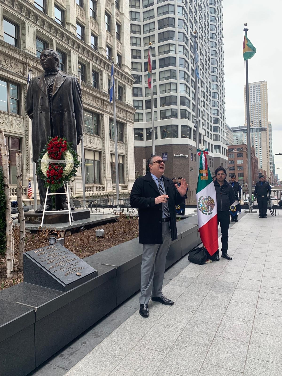 Cónsul General rindió tributo a Benito Juárez en la Plaza de las Américas