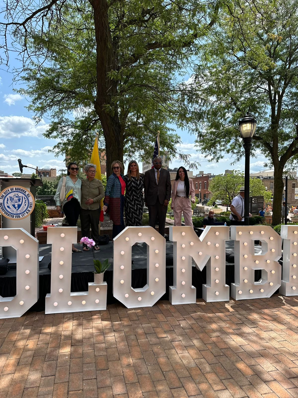 Consulado General de Colombia en Chicago, rindió tributo a la bandera de Colombia en la ciudad de Aurora, Illinois