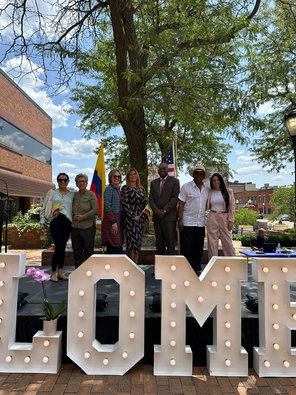 Consulado General de Colombia en Chicago, rindió tributo a la bandera de Colombia en la ciudad de Aurora, Illinois