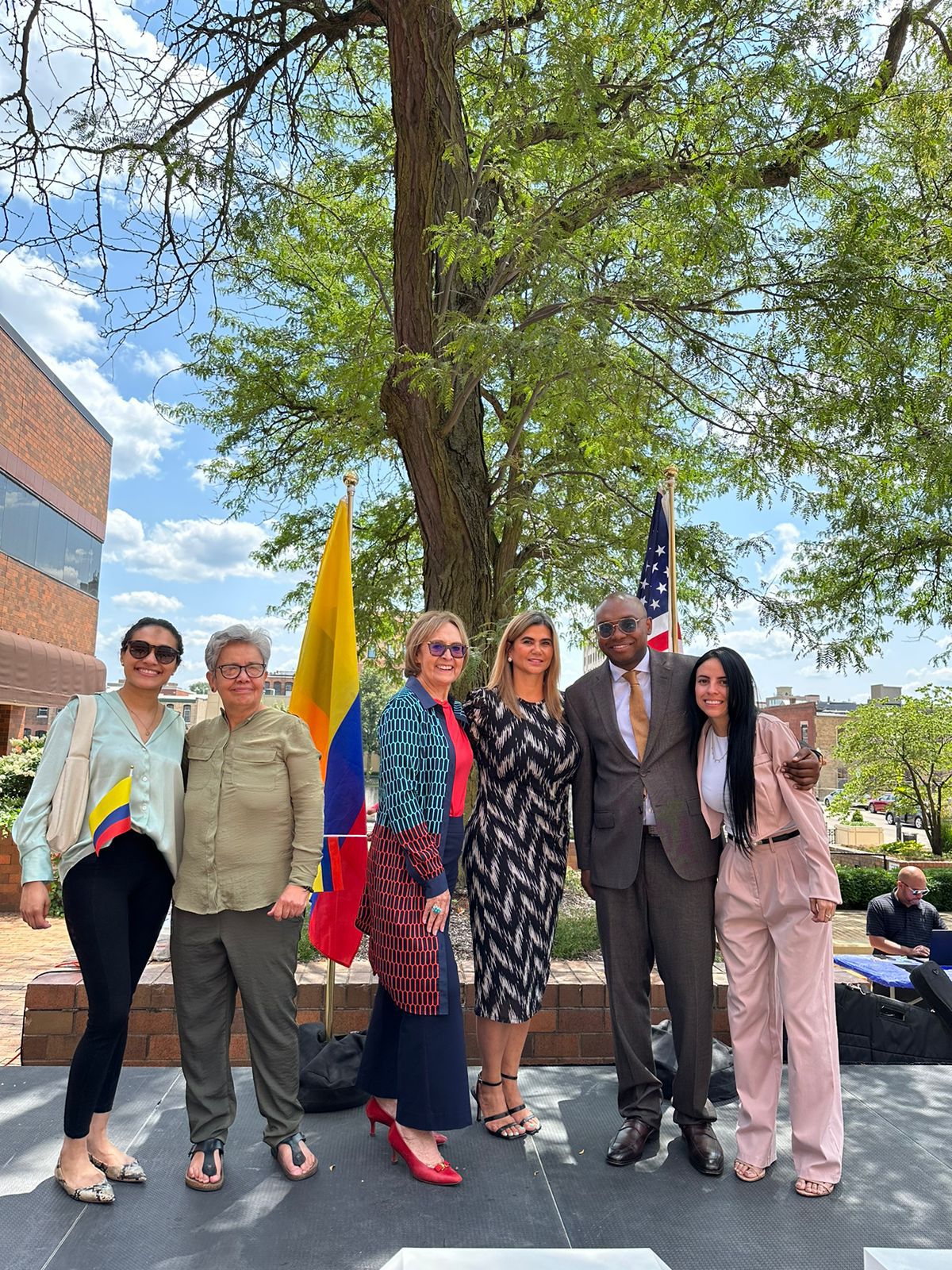 Consulado General de Colombia en Chicago, rindió tributo a la bandera de Colombia en la ciudad de Aurora, Illinois