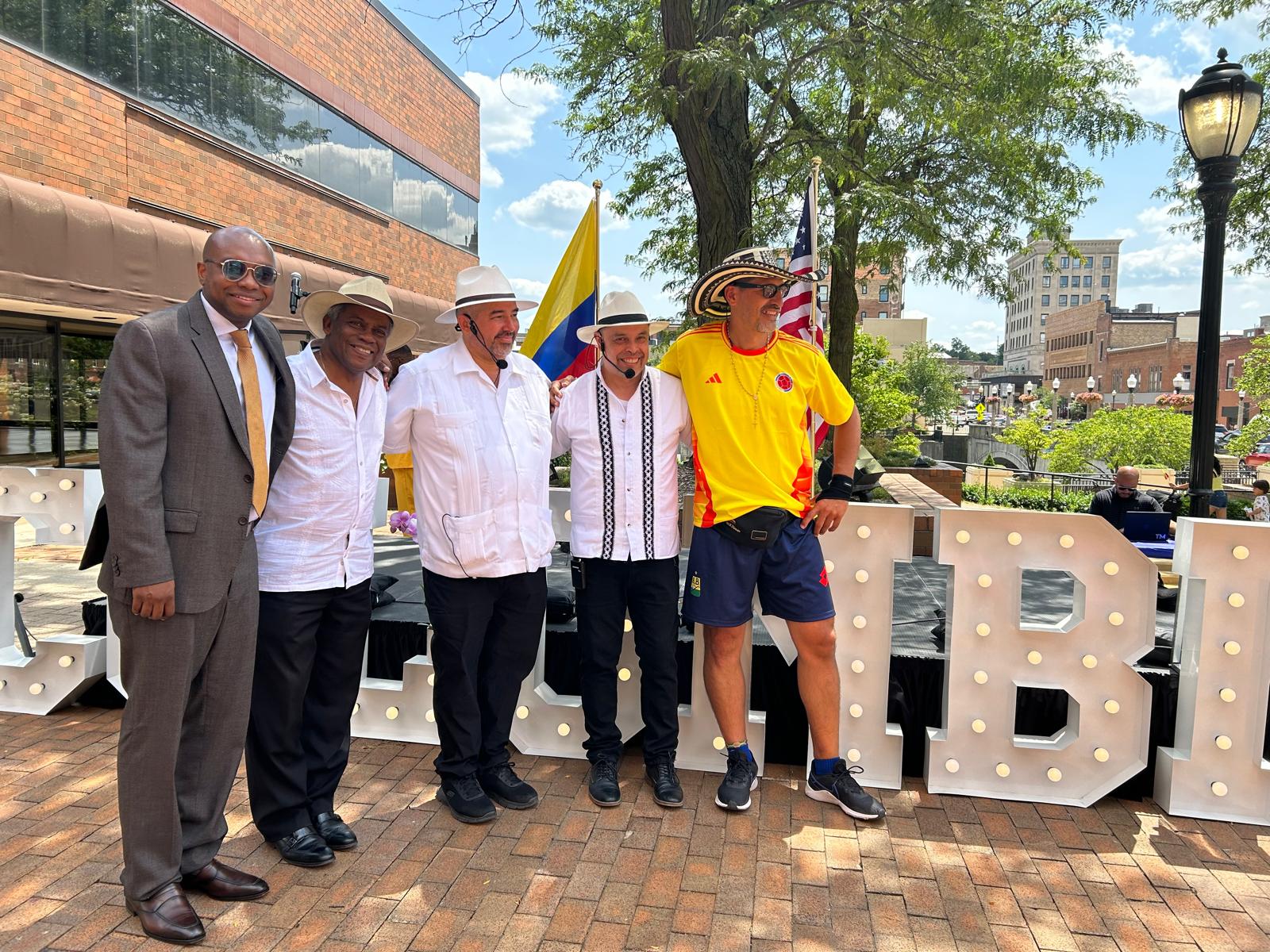 Consulado General de Colombia en Chicago, rindió tributo a la bandera de Colombia en la ciudad de Aurora, Illinois