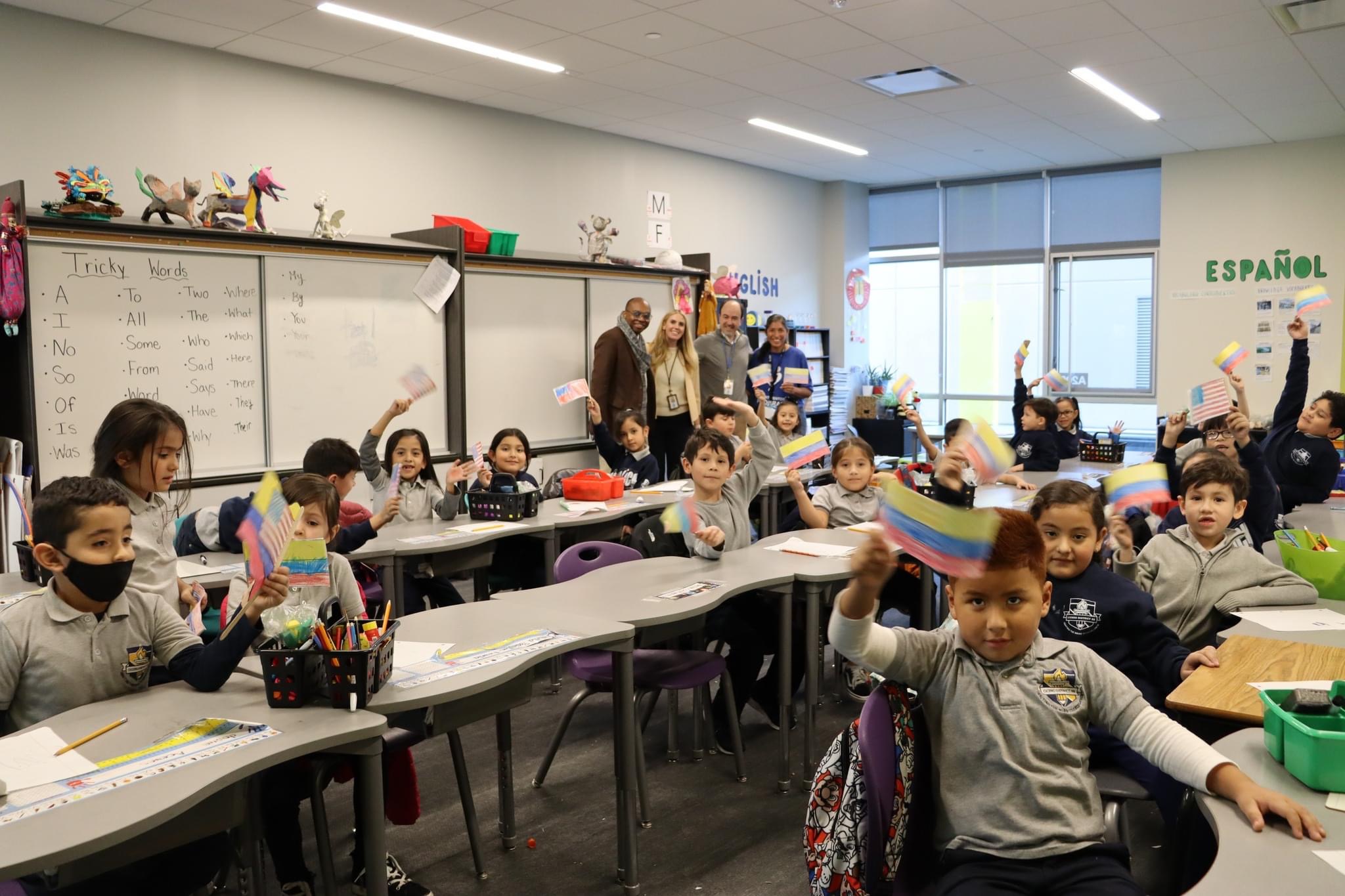 Cónsul General visitó la escuela primaria de Sherlock en Cicero Illinois