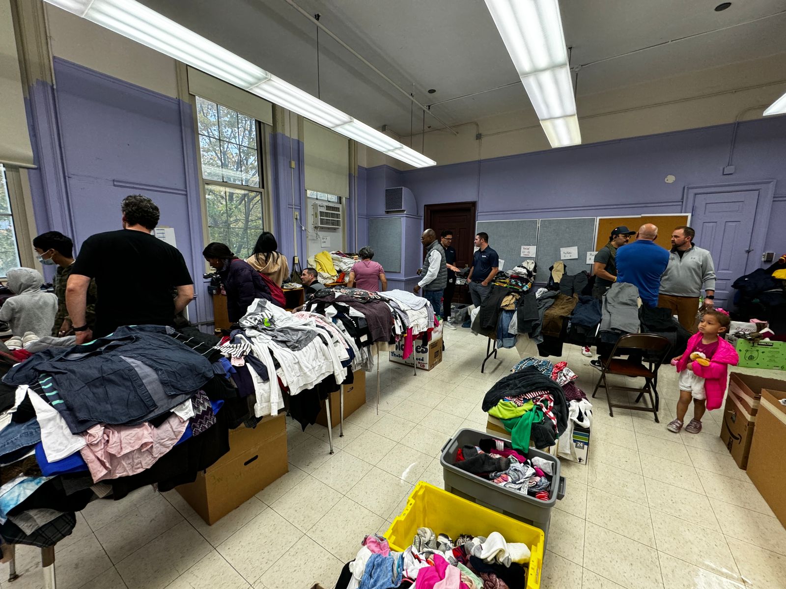 Cónsul de Colombia en Chicago, acompañó actividad de recolección de abrigos, frazadas y utensilios para comunidad migrante