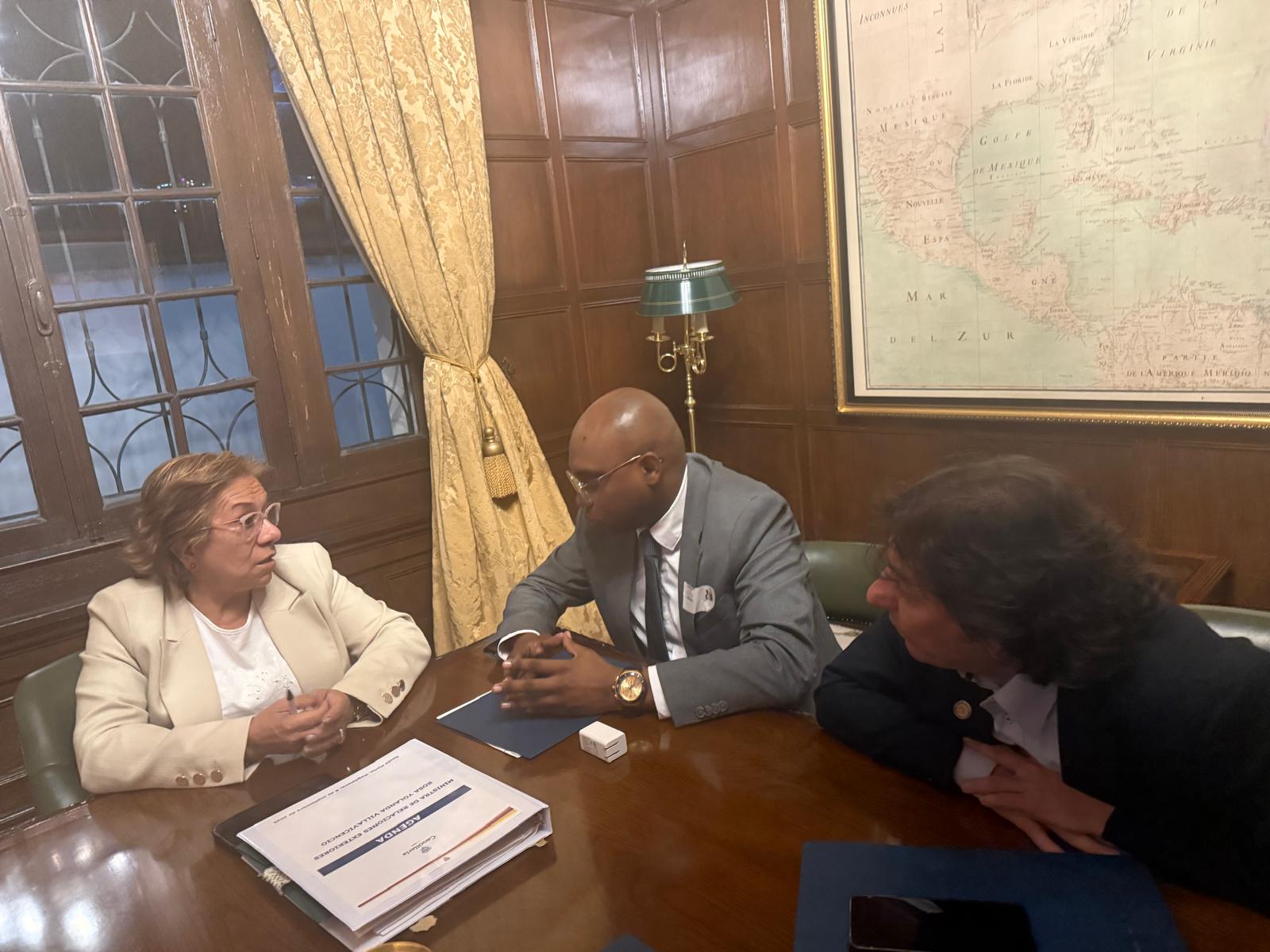 Cónsul General se reunió con directivos de la Cancillería