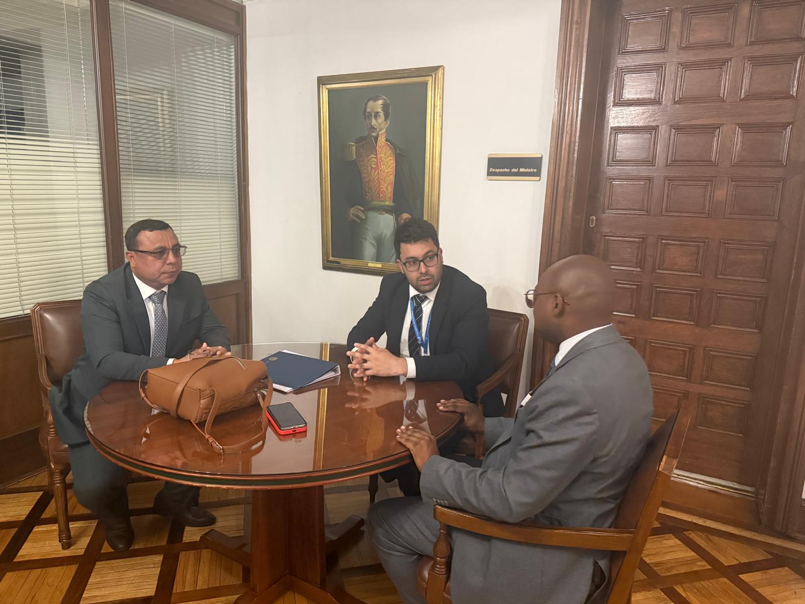 Cónsul General se reunió con directivos de la Cancillería