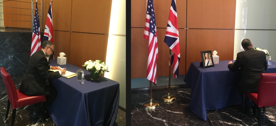 Cónsul de Colombia en Chicago firma libro de condolencias con motivo del fallecimiento de la Reina Isabel II