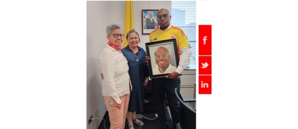 Artista Plástica Mariela Pineda, hace entrega de un cuadro al Cónsul colombiano en Chicago