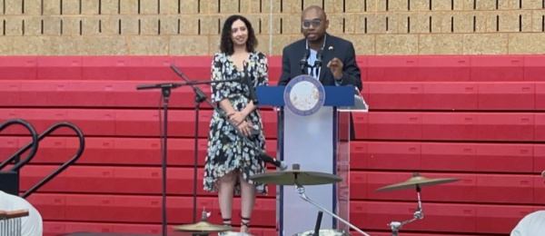 Jessica Vásquez, nueva comisionada del Distrito 8, recibió reconocimiento en AfroEssence