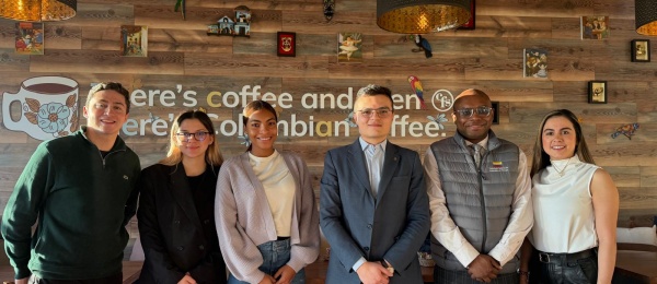 Equipo consular visita emprendimiento colombiano en Oak Brook